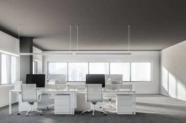 Bilgisayar masaları ve onlara yakın duran beyaz sandalye satırlarla Loft ofis iç. Bilgisayar ekranları siyah. Önden görünüm. 3D render alay