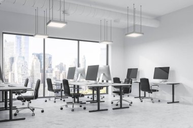 Beyaz duvarlar ve zemin, Bilgisayar masaları ve panoramik pencerelere sahip modern açık alan ofis iç. Yan görünümü. 3D render alay