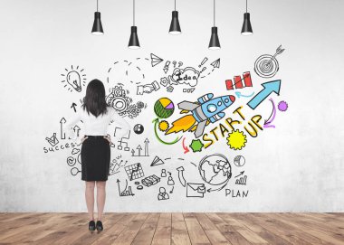 Elleri beli üzerinde duran ve ileriye dönük uzun siyah saçlı Genç bir iş kadını arkadan görünüş. Beton duvar arka plan a başlatılması kroki ile