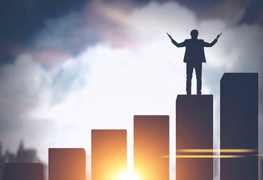 Çubuk grafik bir büyük şehir gökyüzü arka plan üzerinde duran genç bir işadamı silüeti. İş başarı kavramı. Resim sahte tonda