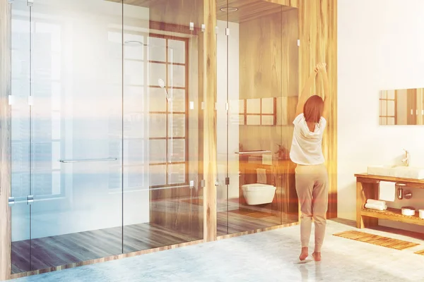 Mulher Interior Banheiro Luxo Branco Com Piso Concreto Vaso Madeira — Fotografia de Stock