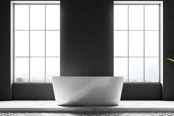 Özgün Küvet Duran Bir Banyo Bir Beton Zemin Çatı Pencereleri — Stok fotoğraf