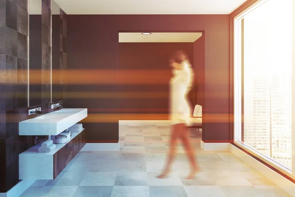 Yukarıda Asılı Iki Dikey Aynalar Ile Bir Siyah Kiremit Banyo — Stok fotoğraf