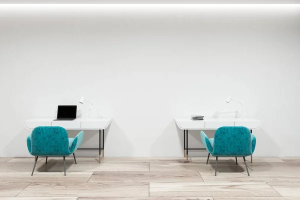 两个整洁的小桌子站在一个空的白色的墙壁房间与木地板 两张蓝色扶手椅和一台电脑 渲染模拟 — 图库照片