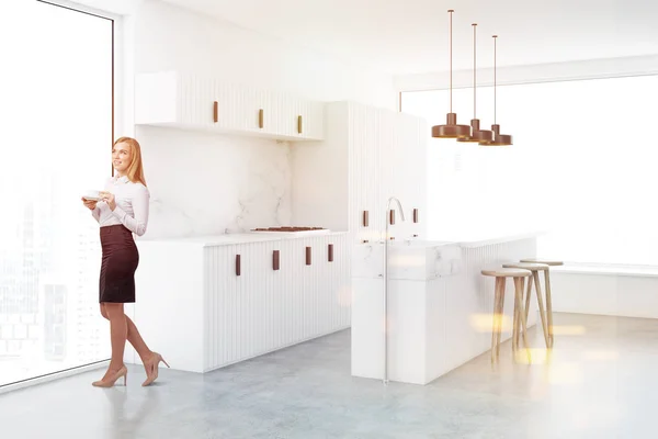Zakenvrouw Loft Keukenhoek Met Witte Muren Een Betonnen Vloer Witte — Stockfoto