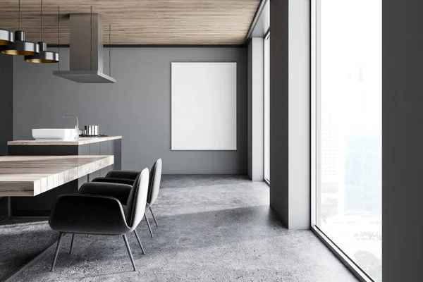 灰色の壁 タイル張りの床 長い木製のテーブルと椅子とパノラマ キッチン インテリア 壁に空の垂直ポスター レンダリングをモックアップします — ストック写真
