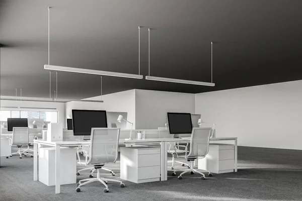 Loft Rogu Office Wierszy Biurka Pod Komputer Białe Krzesła Stojące — Zdjęcie stockowe