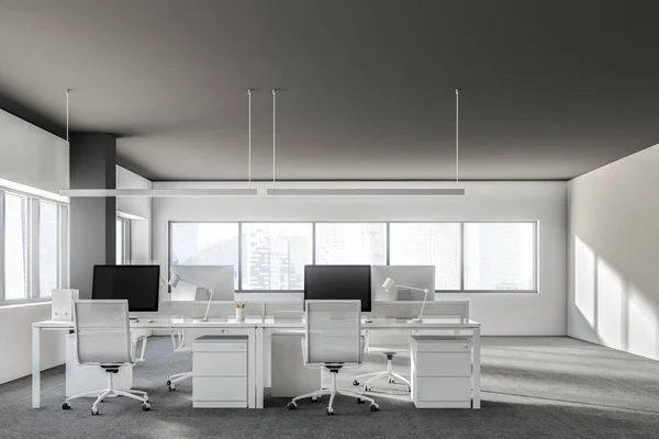 Podkrovní Kancelář Interiér Řádky Počítačové Stoly Bílé Židle Stojící Nich — Stock fotografie