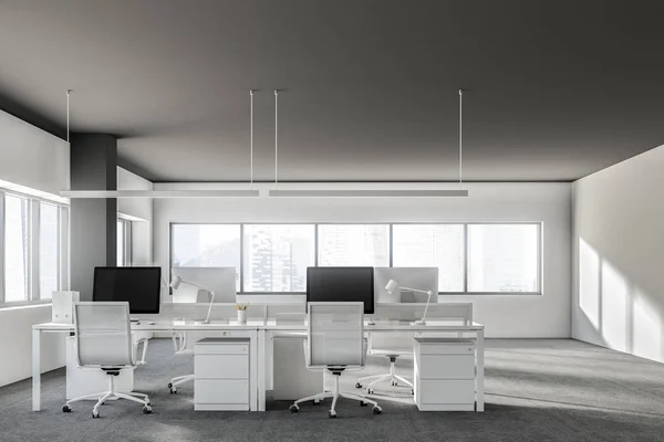 Intérieur Bureau Loft Avec Rangées Bureaux Ordinateur Chaises Blanches Debout — Photo