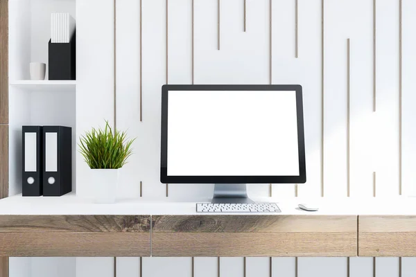 白い木製のテーブルとコンピューター画面モックアップ シンプルな白い仕事場 フォルダーと本棚 レンダリング — ストック写真