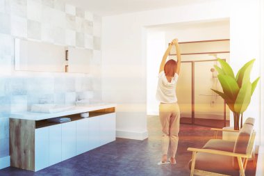 Kadın bir beton zemin, bir ahşap Çift Kişilik gemi lavabo ve dar bir ayna üzerinde asılı bir beyaz çini ferah lüks banyo köşede. Bir kanepe. 3D render sahte tonlu görüntü