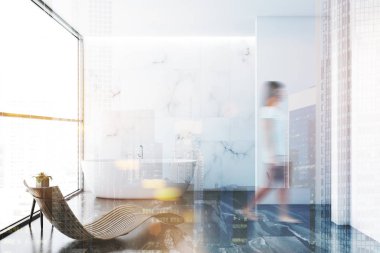 Bir çatı katı beyaz mermer lüks banyo iç bir gri mermer zemin, beyaz bir küvet ve pencerenin yakınındaki bir şezlong ayakta kadında. 3D render sahte tonlu görüntü çift pozlama kadar bulanık