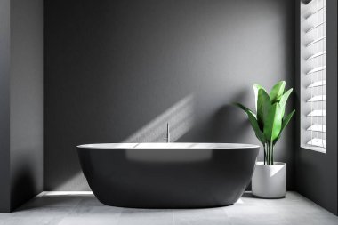 Gri duvarlar, kiremitli bir beyaz zemin ve yakınında bir saksı bitki konumu olan siyah bir küvet ile minimalist banyo iç. İskandinav tarzı. 3D render alay