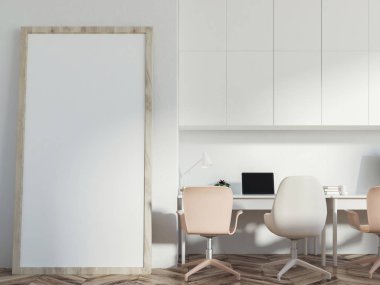 Beyaz duvarları ve dolaplar ve yere dikey bir ayna ile bir hipster odada beyaz ev ofis iç bilgisayar ekranlarında sahip iki tablo ile ayakta. Önden görünüm 3d render alay