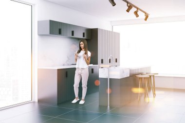 Çatı katı mutfak köşesi ile beyaz duvarlar, beton zemin, gri bar ve mutfak tezgahı ile kadında aletleri inşa. 3D render sahte tonlu görüntü