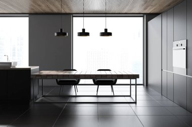 Gri duvarlar, kiremitli bir zemin ve uzun ahşap bir masa sandalye ile bir panoramik mutfak iç yan görünüm. Mutfak tezgahı. 3D render alay