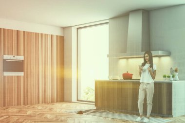 Çatı katı mutfak iç beyaz duvarlar, ahşap bir zemin, bir ahşap bar ve yerleşik aletleri ile mutfak tezgahı ile. Duran bir kadın. Yan görünümü. 3D render sahte kadar çift tonlu görüntü pozlaması