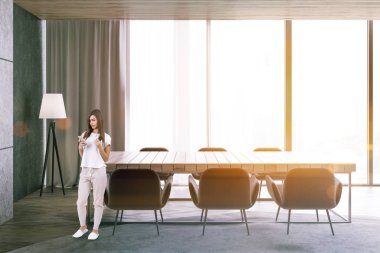 Beton duvarlar ve ahşap bir zemin ve uzun ahşap bir masa sandalye ile çatı panoramik yemek odası iç. Smartphone 3d render sahte tonlu görüntü kadar bir kadınla