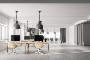 Açık alan ofis iç satır Bilgisayar masaları ve onlara yakın duran ahşap sandalye ile. Bilgisayar ekranları siyah. 3D render alay