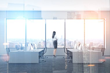 Kendine güvenen işkadını panoramik ofis iç çatı pencereleri ve bilgisayar tabloları satırları. Gökdelen ön planda. 3D render sahte kadar çift tonlu görüntü pozlaması