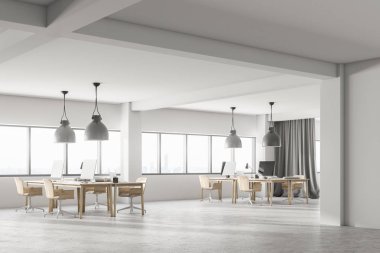 Bilgisayar masaları ve onlara yakın ahşap sandalye satırlarla açık alan office köşe. Bilgisayar ekranları siyah. 3D render alay