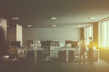 İşadamları bir açık alan ofiste bilgisayar masaları ve onlara yakın duran beyaz sandalye satır içeren iç konuşuyor. Bilgisayar ekranları siyah. Yan görünümü 3d render sahte kadar çift tonlu görüntü pozlaması