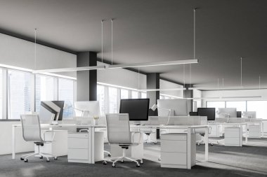 Bilgisayar masaları ve onlara yakın duran beyaz sandalye satırlarla Loft ofis iç. Bilgisayar ekranları siyah. Yan görünümü. 3D render sahte kadar yakın çekim