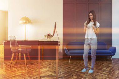 Koyu gri ve beyaz duvarlar, ahşap zemin ve bir şık bilgisayar masası ile bir ev ofis iç kadında. Bir mavi koltuk 3d render alay tonda görüntüsü