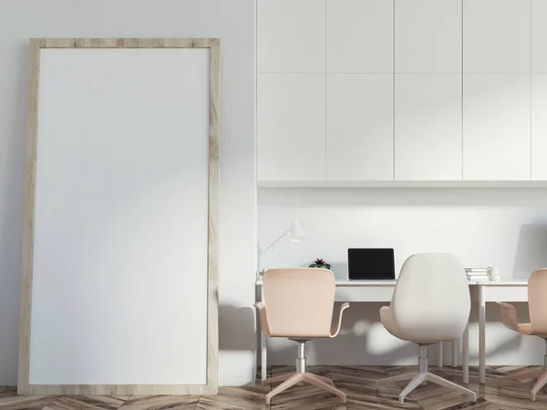 Weißes Home Office Interieur Mit Zwei Tischen Auf Denen Computerbildschirme — Stockfoto