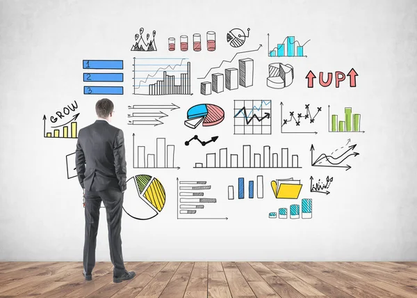 Affärsman Med Händerna Fickorna Tittar Infografik Med Stapeldiagram Och Diagram — Stockfoto