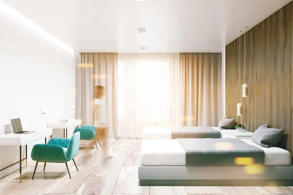 Mulher Hotel Suite Interior Com Paredes Brancas Madeira Piso Madeira — Fotografia de Stock