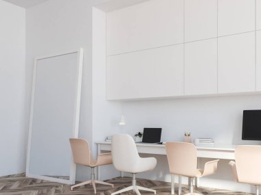 Beyaz duvarları ve dolaplar ve yere dikey bir ayna ile bir hipster odada beyaz ev ofis iç bilgisayar ekranlarında sahip iki tablo ile ayakta. 3D render alay