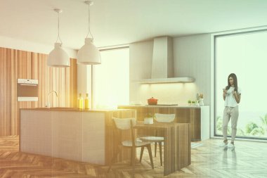 Bir çatı katı mutfak köşe beyaz duvarlı, ahşap zemin ve mutfak tezgahı ile kadında aletleri ve bir masa sandalye ile inşa. 3D render sahte kadar çift tonlu görüntü pozlaması