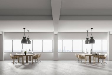 Açık alan ofis iç satır Bilgisayar masaları ve onlara yakın duran ahşap sandalye ile. Bilgisayar ekranları siyah. Yan görünümü. 3D render alay