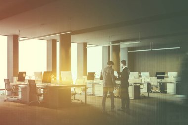 Bir beton zemin, Bilgisayar masaları, satır ve sütun içeren bir geniş gri duvar ofis iç yan görünüm. 3D render iş insanları tonlu görüntü çift pozlama kadar alay