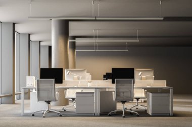 Bir beton zemin, Bilgisayar masaları, satır ve sütun içeren geniş gri duvar ofis iç. Açık bir görünüm. 3D render alay