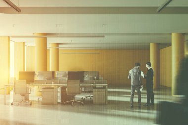 Bir beton zemin, Bilgisayar masaları, satır ve sütun içeren bir büyük sarı duvar ofis iç önden görünümü. 3D render iş insanları tonlu görüntü çift pozlama kadar alay