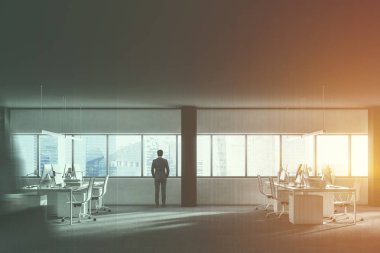 Bir açık alan çatı ofis iç satır Bilgisayar masaları ve onlara yakın duran beyaz sandalye ile ayakta iş adamı. Bilgisayar ekranları siyah. 3D render sahte kadar çift tonlu görüntü pozlaması