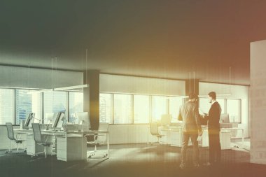 Açık alan office Bilgisayar masaları ve onlara yakın duran beyaz sandalye ile. Bilgisayar ekranları siyah. Yan işadamları görüntüleyin. 3D render sahte kadar çift tonlu görüntü pozlaması