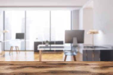 Koyu Gri duvarlar, panoramik pencerelere, ahşap zemin ve şık bilgisayar tablo Yöneticisi office iç. Önden görünüm 3d render alay kadar bulanık