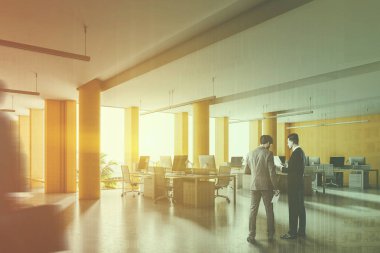 Ferah sarı duvar ofis bir beton zemin, çatı windows ve bilgisayar tabloları satırları. Yan görünümü. 3D render iş insanları tonlu görüntü çift pozlama bulanık kadar alay