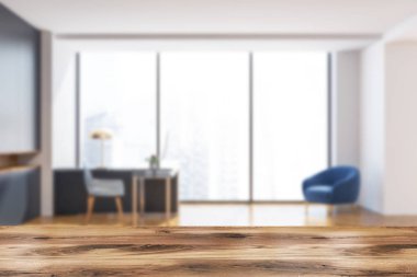 Koyu Gri duvarlar, çatı windows, ahşap zemin ve şık bilgisayar tablo Yöneticisi office iç. Yan görünümü 3d render alay kadar bulanık