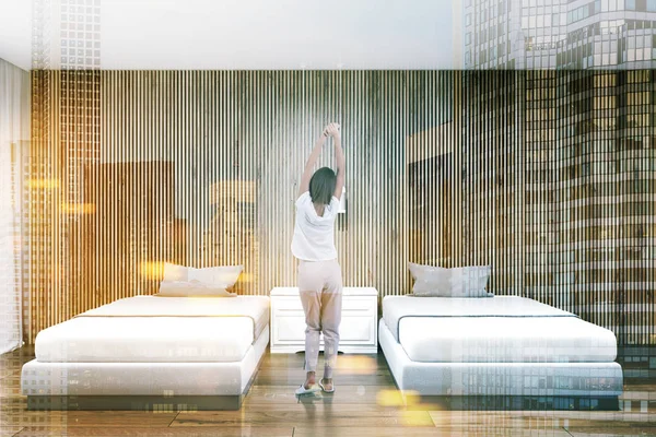 酒店套房内有白色和木质墙壁 一层木地板 两张床和一个有窗帘的大窗户的女人 渲染色调图像双曝光 — 图库照片