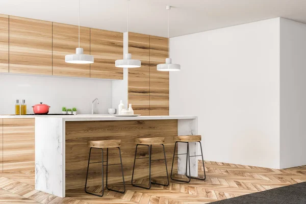 Holzküche Mit Bar Und Dachgeschossfenstern Holzboden Und Weiße Wände Eine — Stockfoto