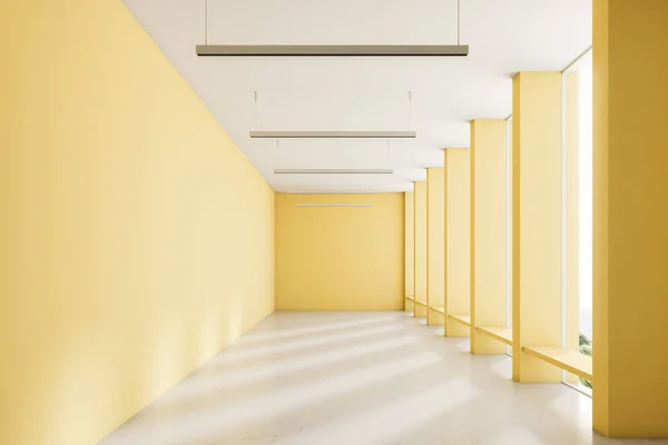 黄色空办公室走廊与阁楼窗口 混凝土地板和一排天花板灯 金融和室内设计理念 渲染模拟 — 图库照片
