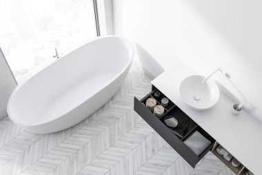 Bir beyaz duvar odanın penceresi altında beyaz ahşap zemin üzerinde üstten görünüm beyaz küvet duran. 3D render