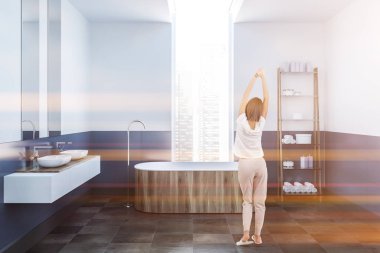 Beyaz ve mavi duvar, kiremitli kat, pencere, çift lavabo ve raflar altında duran bir ahşap küvet ile modern banyo iç kadında. 3D render sahte tonlu görüntü