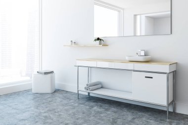 Bir beton zemin, panoramik bir pencere ve duvardaki büyük bir ayna ile bir beyaz duvar odadaki ayakta beyaz lavabo vanity birimi. Yan görüntülemek 3d render sahte