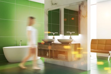 Kadını beyaz bir küvet, çift lavabo ve arka planda siyah bir kanepe ile yeşil Karo banyo iç. 3d render tonlu görüntü bulanık