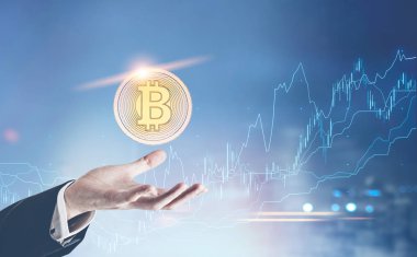 Tanınmayan bir işadamı bir vurgulama bitcoin tutan el. Grafikleri bir gece şehir gökyüzünde. Çift tonlu görüntü pozlaması